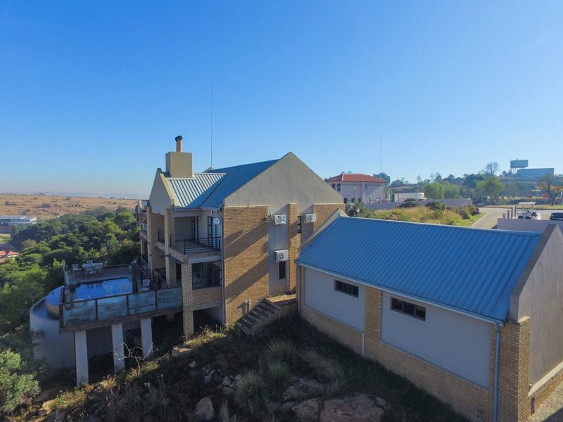 Just pack your bags & move into this home perfect for a weekend breakaway, permanent living or retiring home in Aqua Vista Mountain Estate, Bronkhorstspruit Dam! - Photo 3