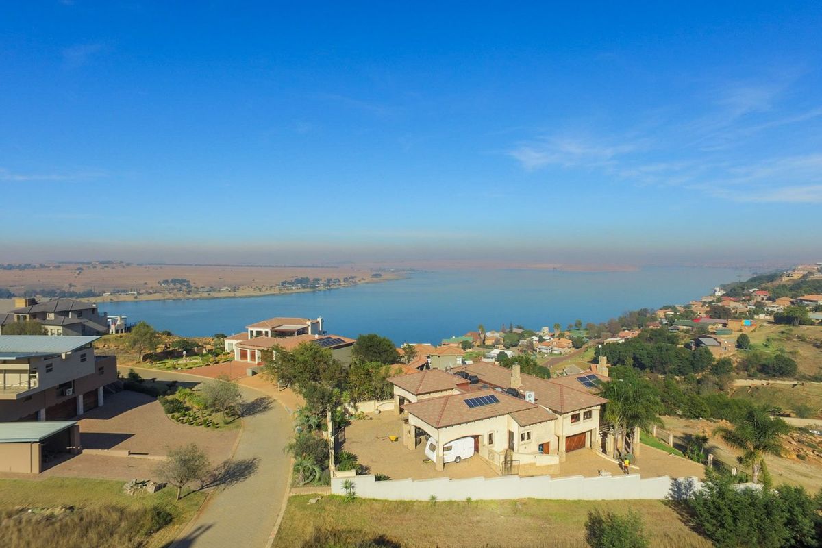 Just pack your bags & move into this home perfect for a weekend breakaway, permanent living or retiring home in Aqua Vista Mountain Estate, Bronkhorstspruit Dam! - Photo 2