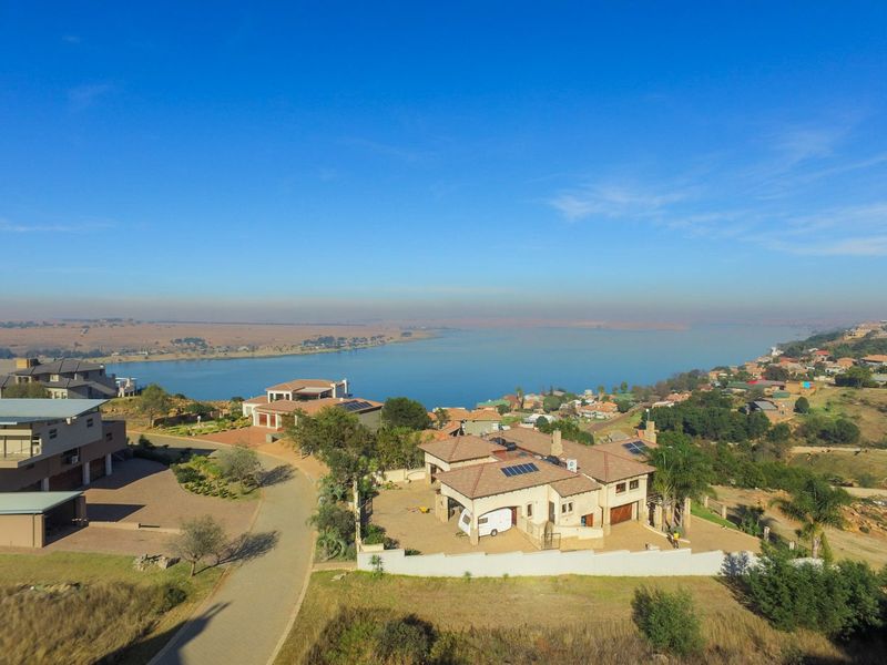 Just pack your bags & move into this home perfect for a weekend breakaway, permanent living or retiring home in Aqua Vista Mountain Estate, Bronkhorstspruit Dam! - Photo 2