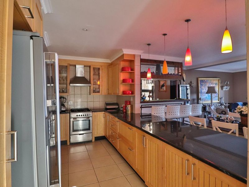 Just pack your bags & move into this home perfect for a weekend breakaway, permanent living or retiring home in Aqua Vista Mountain Estate, Bronkhorstspruit Dam! - Photo 5