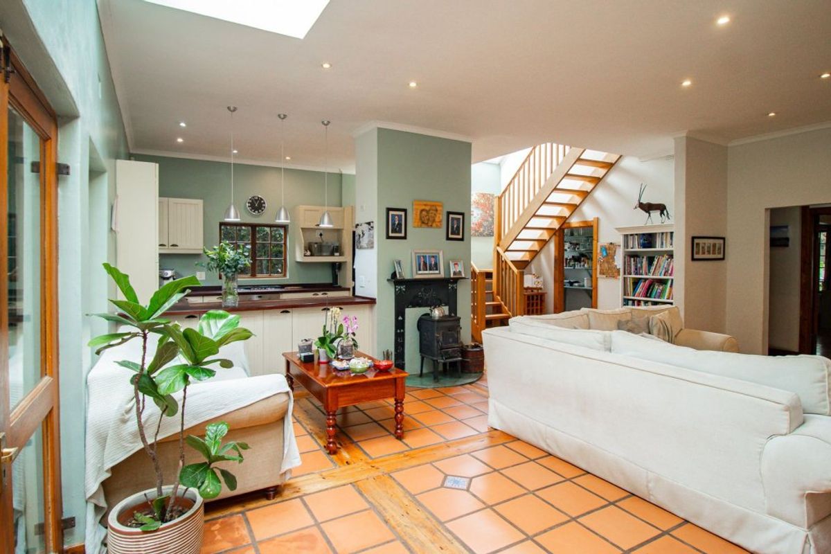 6 Bedroom House in Kensington - Photo 3