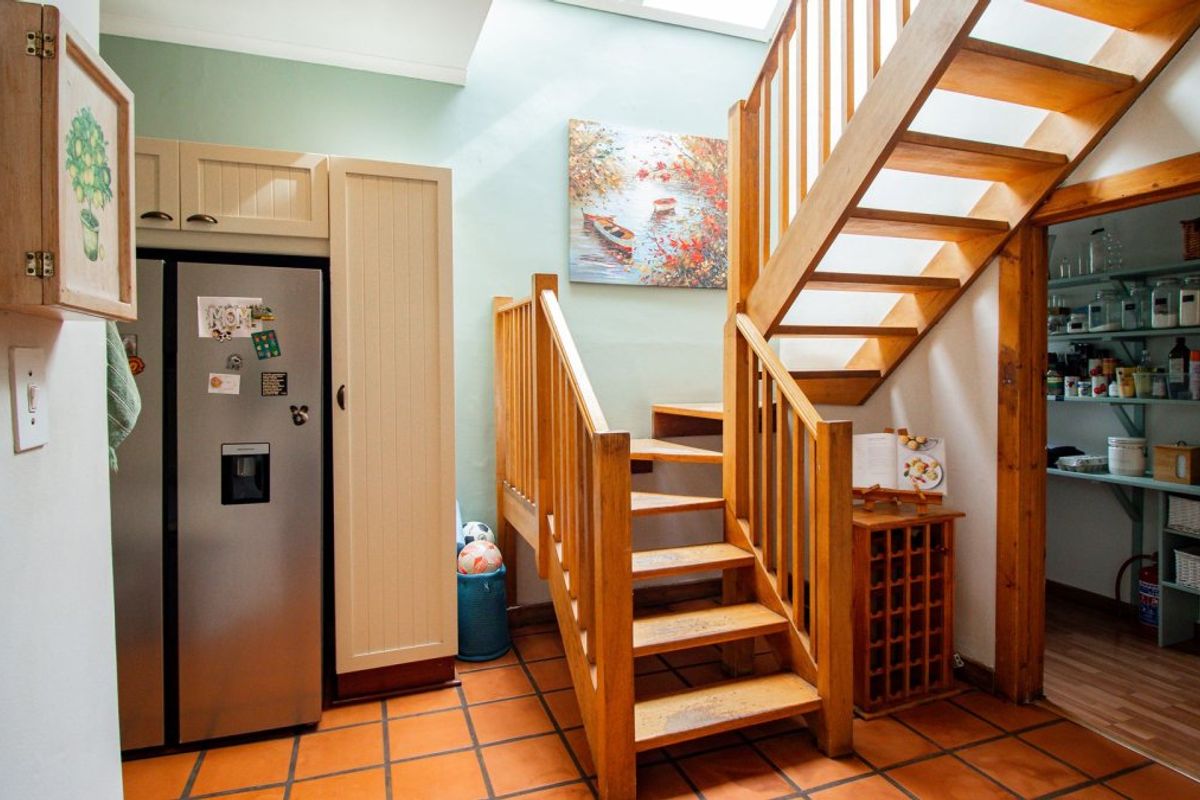 6 Bedroom House in Kensington - Photo 5