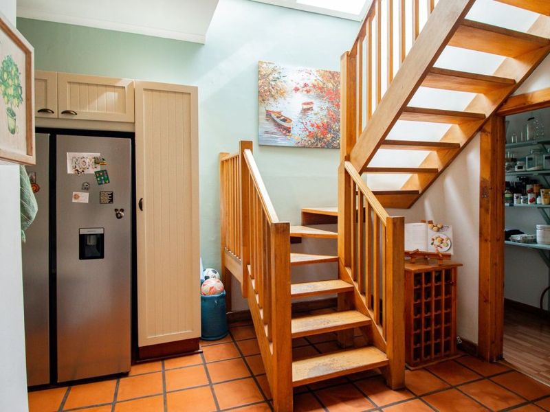 6 Bedroom House in Kensington - Photo 5