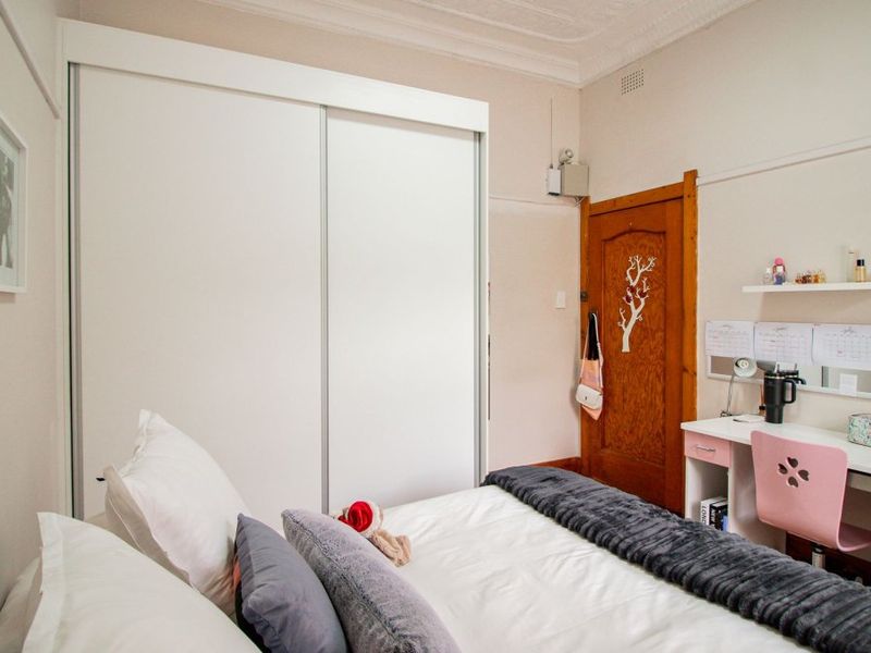 6 Bedroom House in Kensington - Photo 9