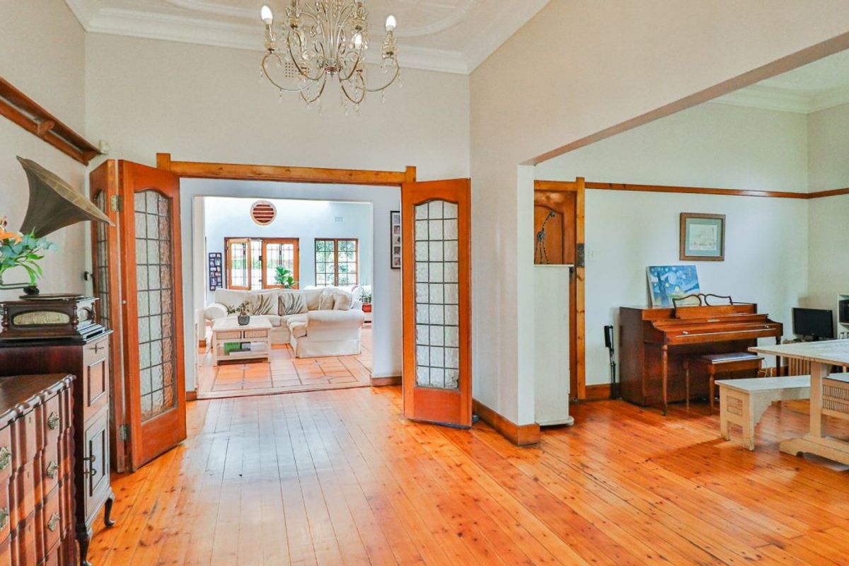 6 Bedroom House in Kensington - Photo 2