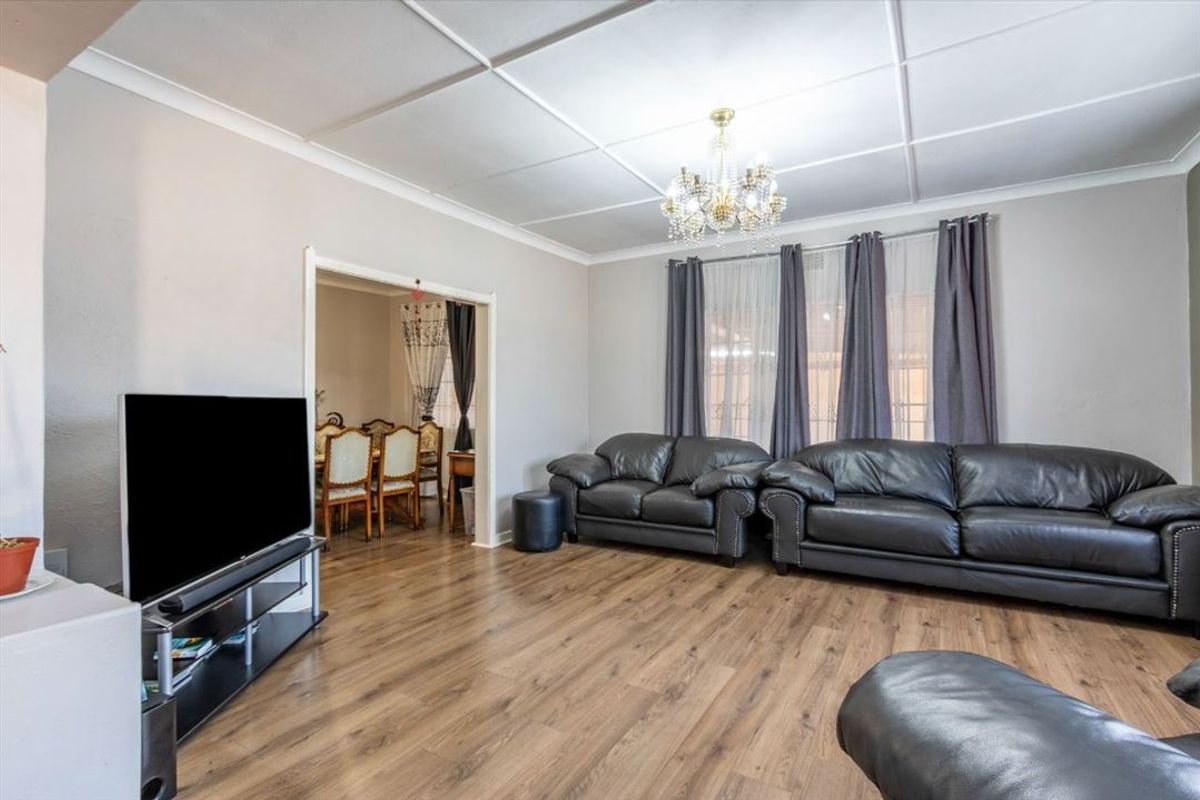 Charming 3-Bedroom Home with Modern Comforts - Photo 2