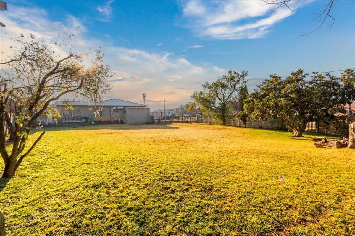 Charming 3-Bedroom Home with Modern Comforts - Photo 3