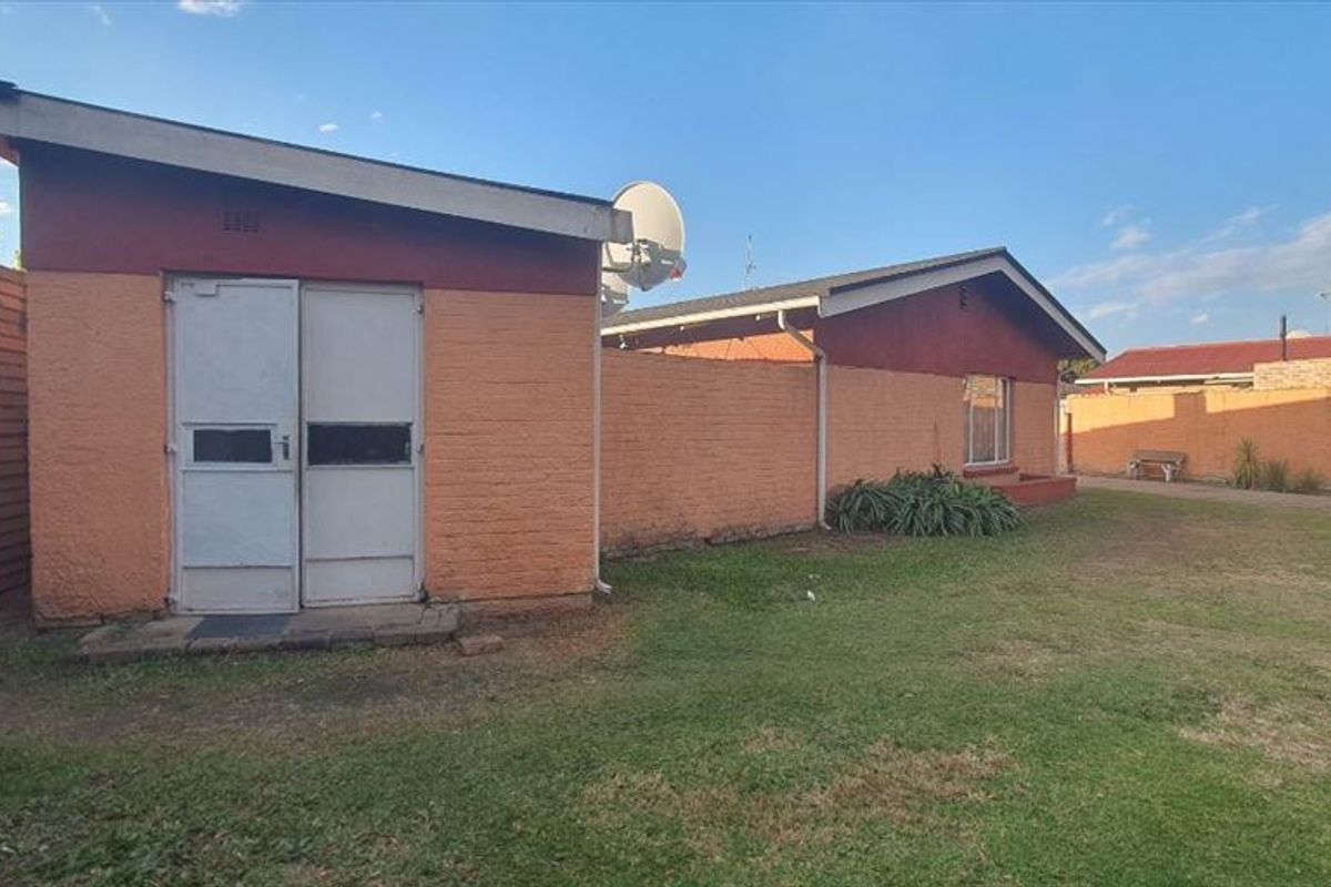 Cozy 2-Bedroom Home with Double Garage and Staff Quarters - Photo 3