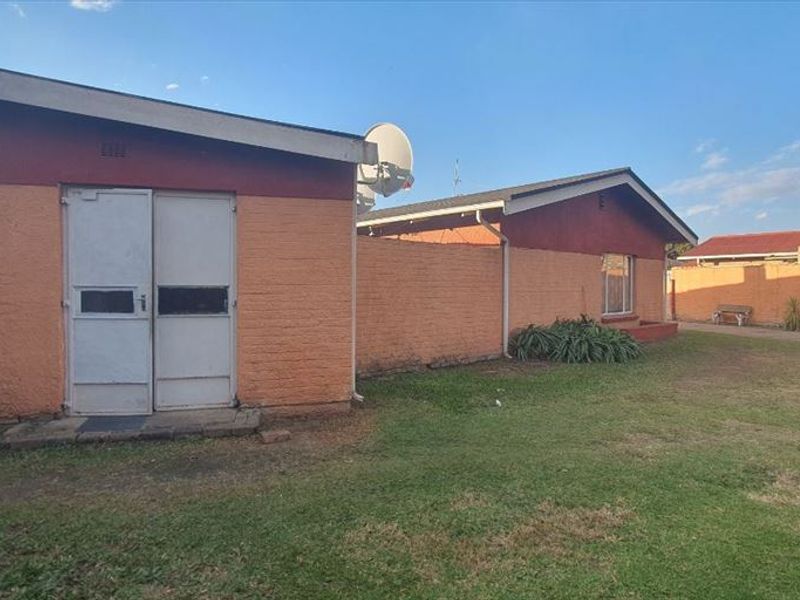 Cozy 2-Bedroom Home with Double Garage and Staff Quarters - Photo 3