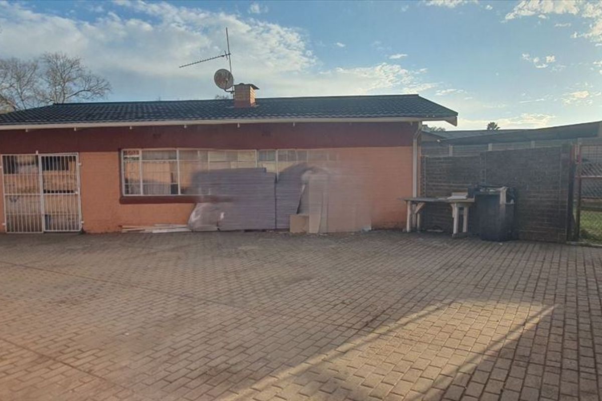 Cozy 2-Bedroom Home with Double Garage and Staff Quarters - Photo 2