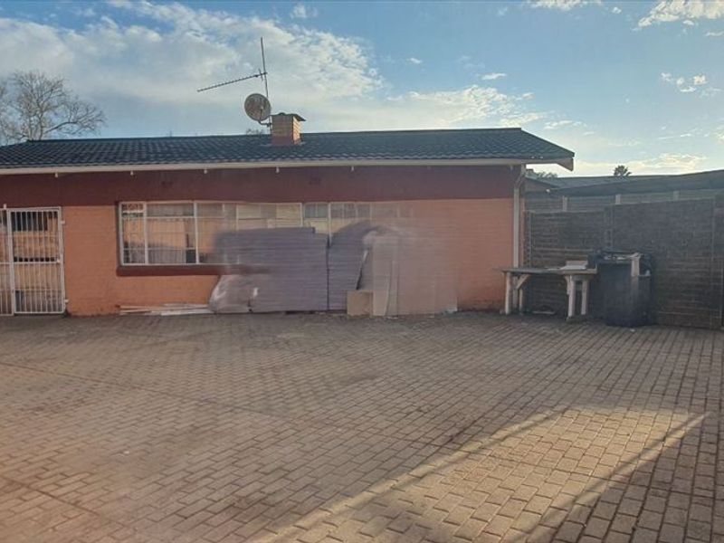 Cozy 2-Bedroom Home with Double Garage and Staff Quarters - Photo 2