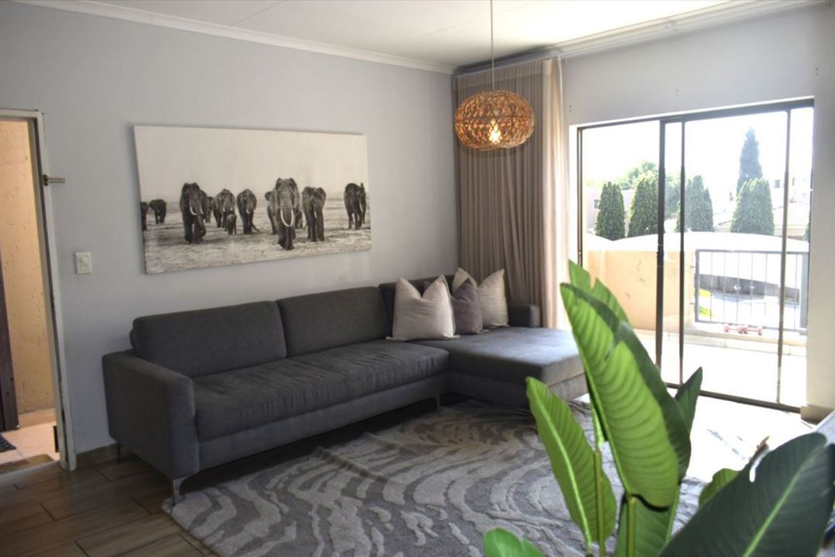 Modern 3-Bedroom Family Home with Pool and Quality Finishes - Photo 2