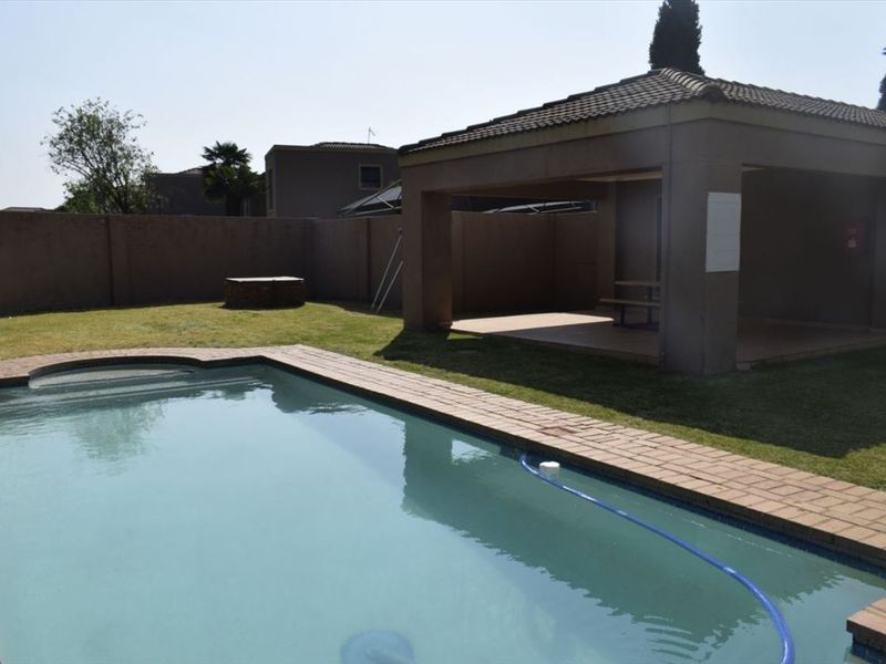 Modern 3-Bedroom Family Home with Pool and Quality Finishes - Photo 3