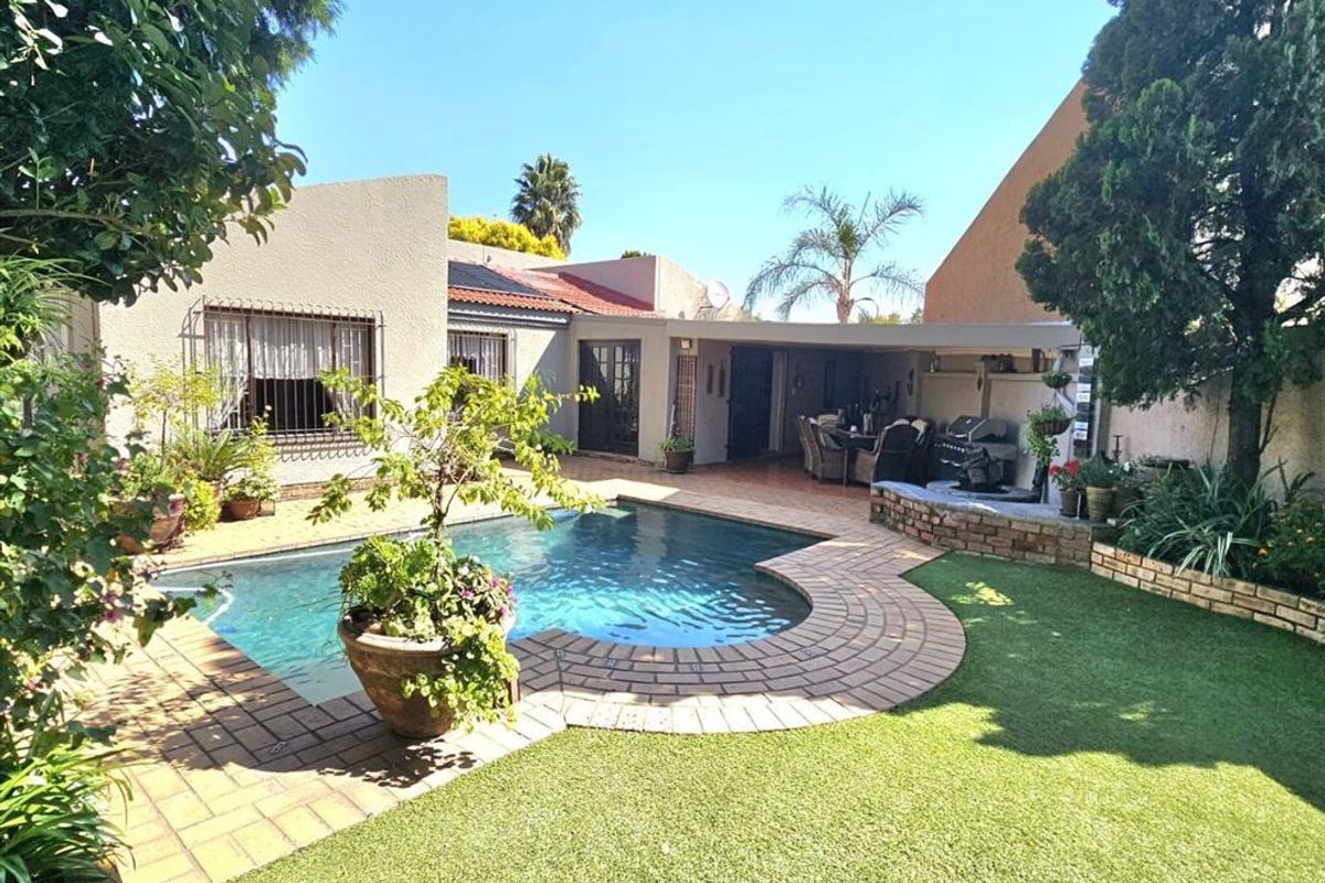 Elegant 3-Bedroom Home with Study, Pool, and Double Garage - Photo 3