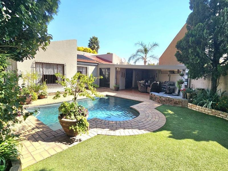 Elegant 3-Bedroom Home with Study, Pool, and Double Garage - Photo 3