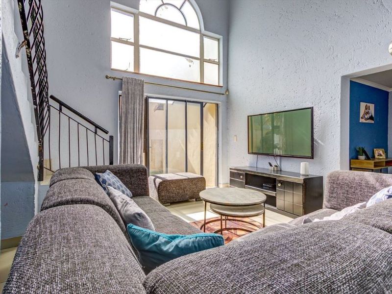 Spacious 4-Bedroom Family Home with Double Garage - Photo 2