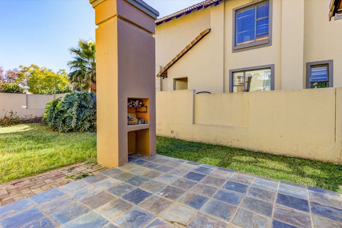 Spacious 4-Bedroom Family Home with Double Garage - Photo 3