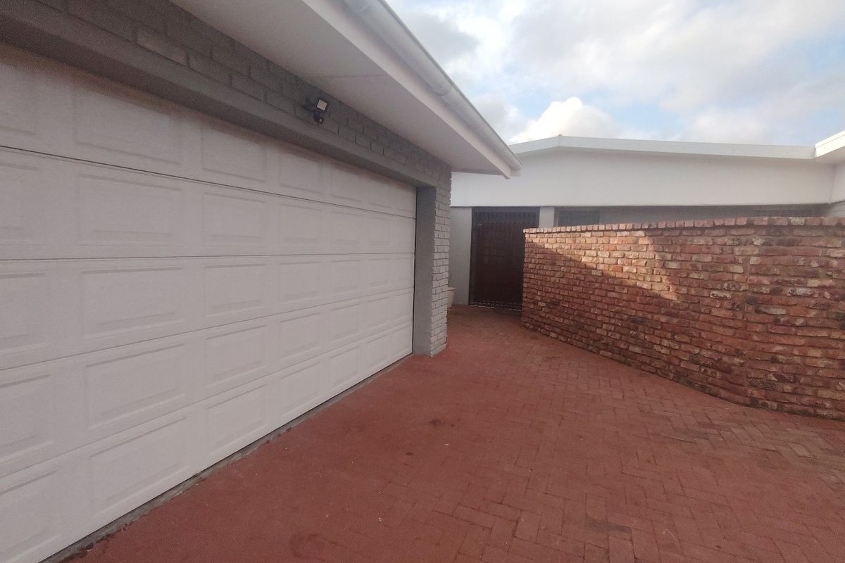 SPACIOUS FAMILY HOME IN PRIME SUBURB- WALK TO SCHOOLS AND SHOPS - Photo 3