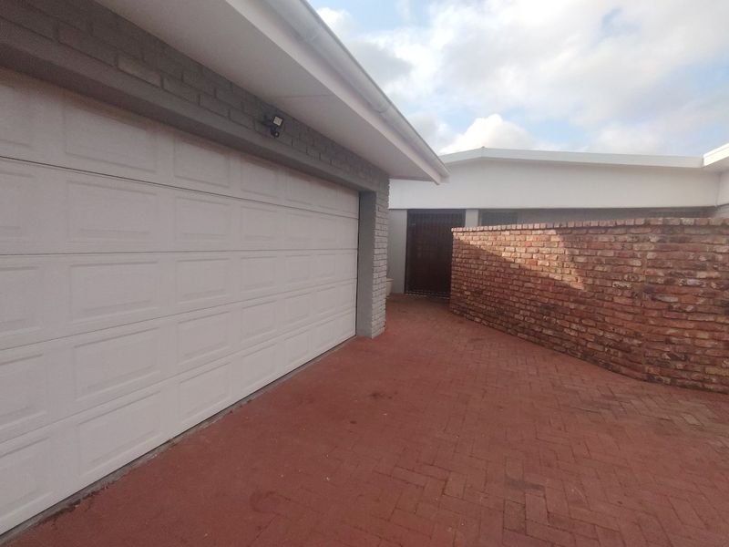 SPACIOUS FAMILY HOME IN PRIME SUBURB- WALK TO SCHOOLS AND SHOPS - Photo 3