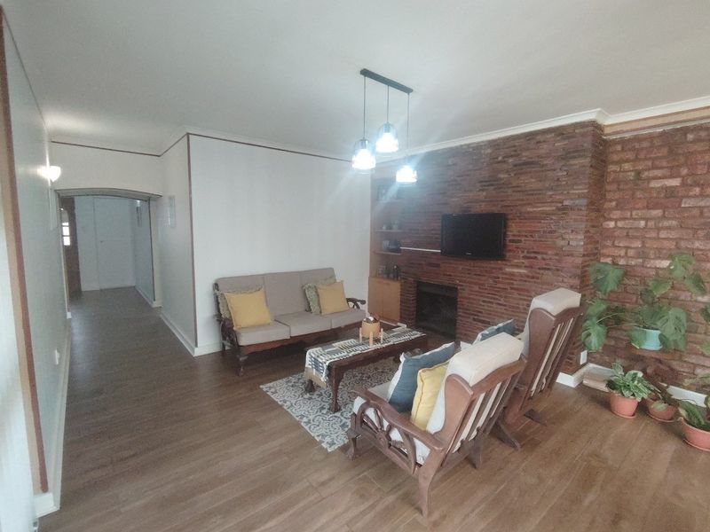 SPACIOUS FAMILY HOME IN PRIME SUBURB- WALK TO SCHOOLS AND SHOPS - Photo 10