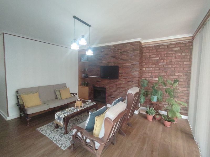 SPACIOUS FAMILY HOME IN PRIME SUBURB- WALK TO SCHOOLS AND SHOPS - Photo 9