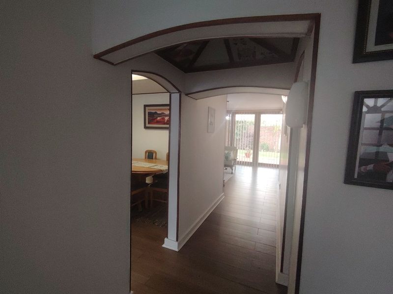 SPACIOUS FAMILY HOME IN PRIME SUBURB- WALK TO SCHOOLS AND SHOPS - Photo 6