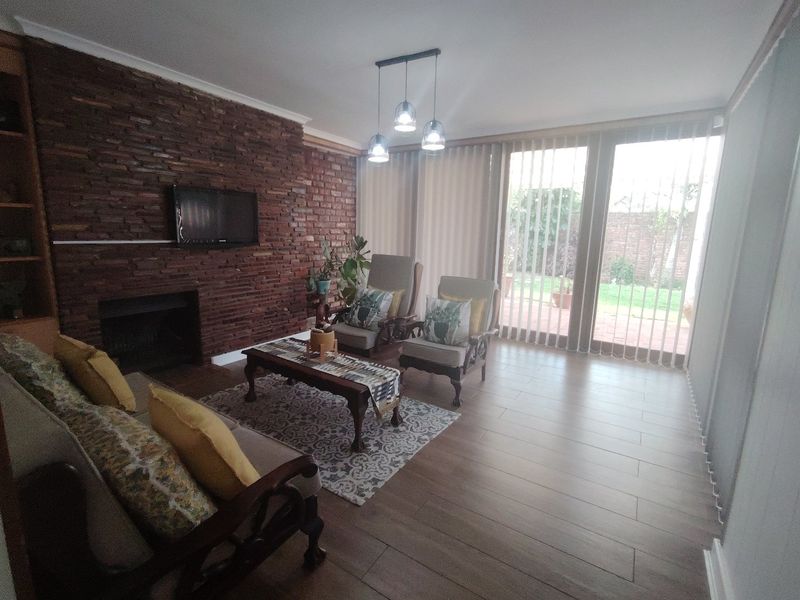 SPACIOUS FAMILY HOME IN PRIME SUBURB- WALK TO SCHOOLS AND SHOPS - Photo 7