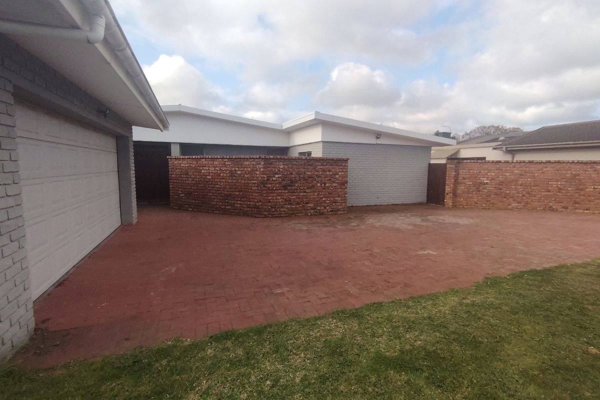 SPACIOUS FAMILY HOME IN PRIME SUBURB- WALK TO SCHOOLS AND SHOPS - Photo 2