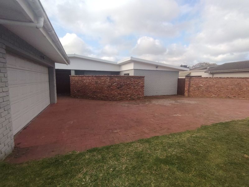 SPACIOUS FAMILY HOME IN PRIME SUBURB- WALK TO SCHOOLS AND SHOPS - Photo 2