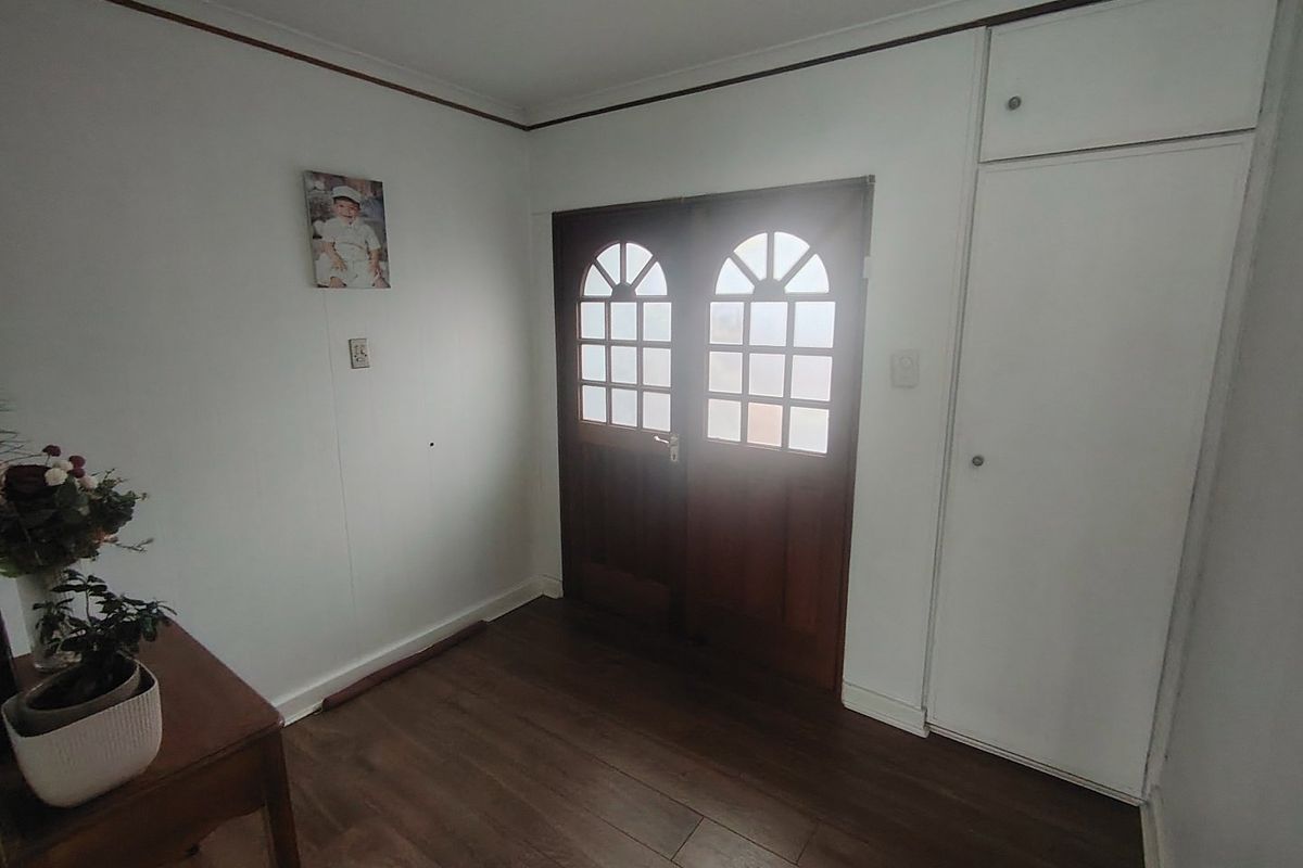 SPACIOUS FAMILY HOME IN PRIME SUBURB- WALK TO SCHOOLS AND SHOPS - Photo 4