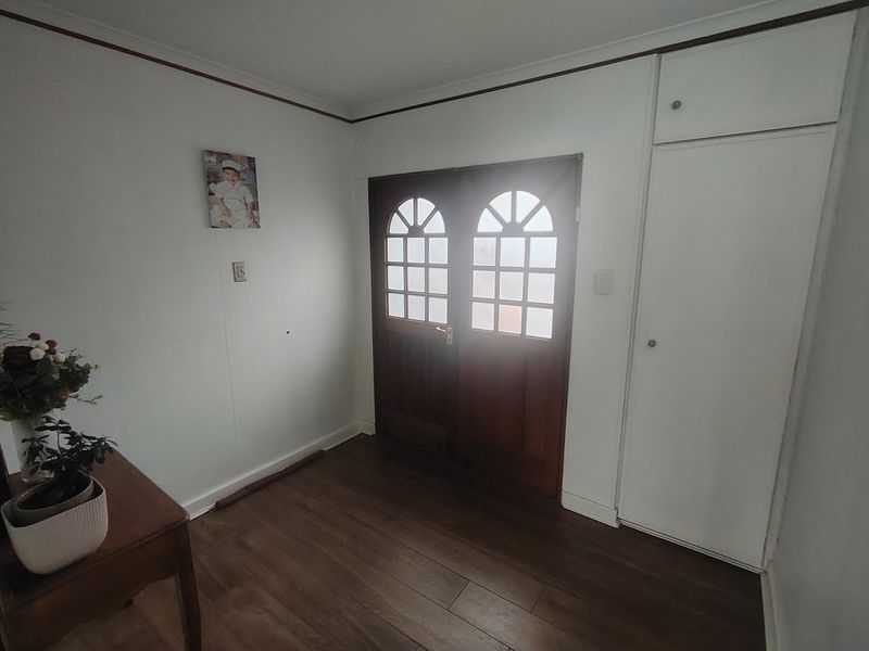 SPACIOUS FAMILY HOME IN PRIME SUBURB- WALK TO SCHOOLS AND SHOPS - Photo 4