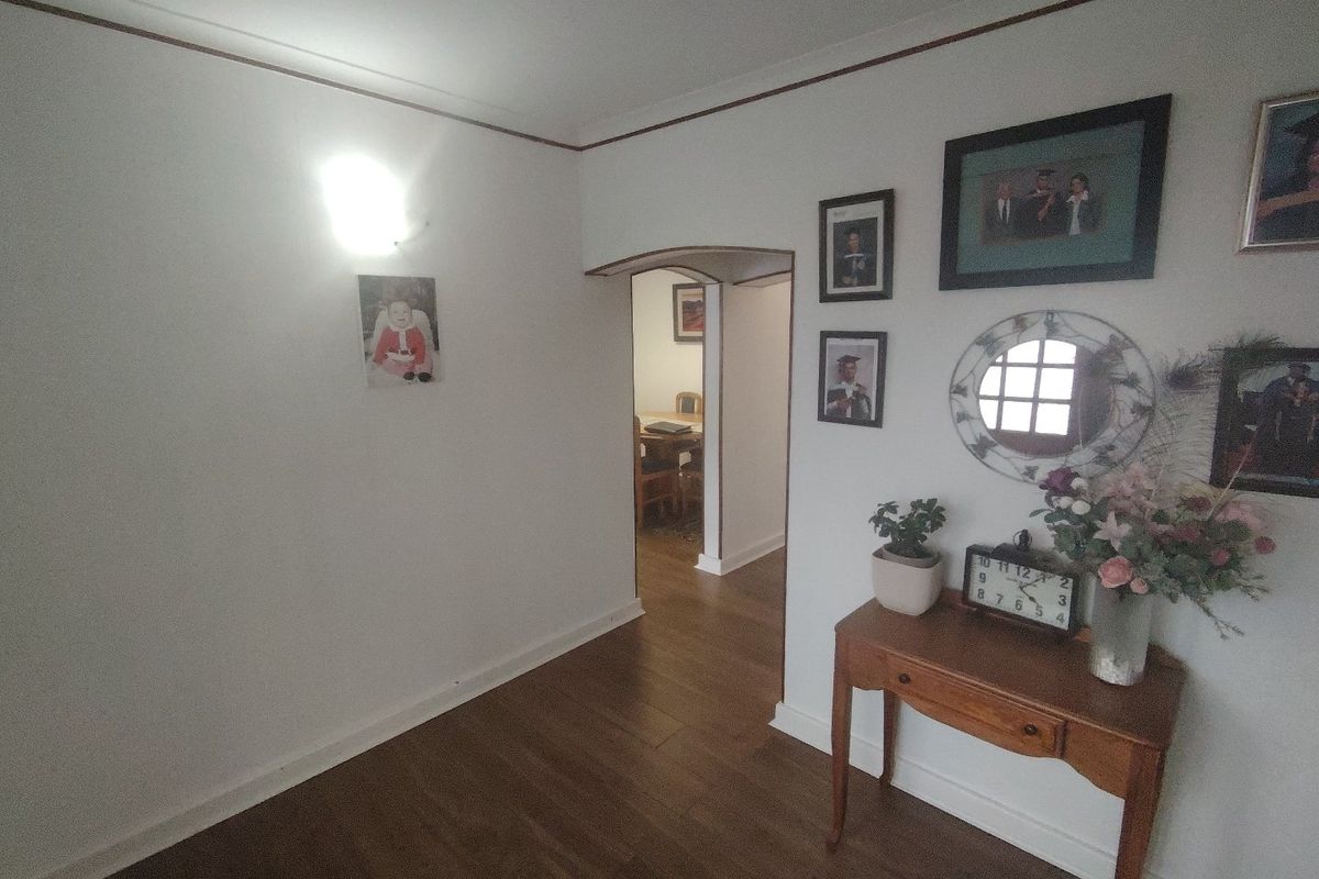 SPACIOUS FAMILY HOME IN PRIME SUBURB- WALK TO SCHOOLS AND SHOPS - Photo 5