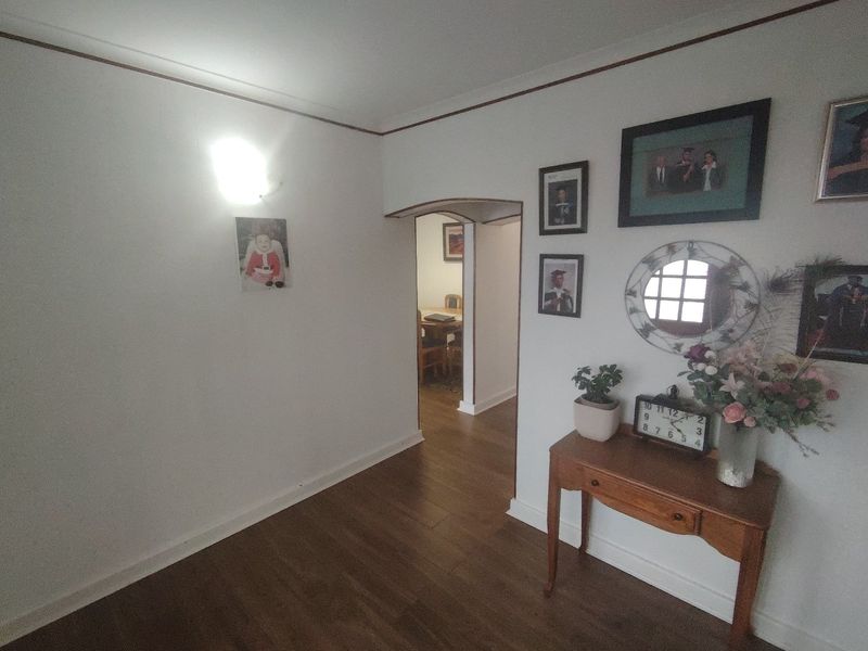 SPACIOUS FAMILY HOME IN PRIME SUBURB- WALK TO SCHOOLS AND SHOPS - Photo 5