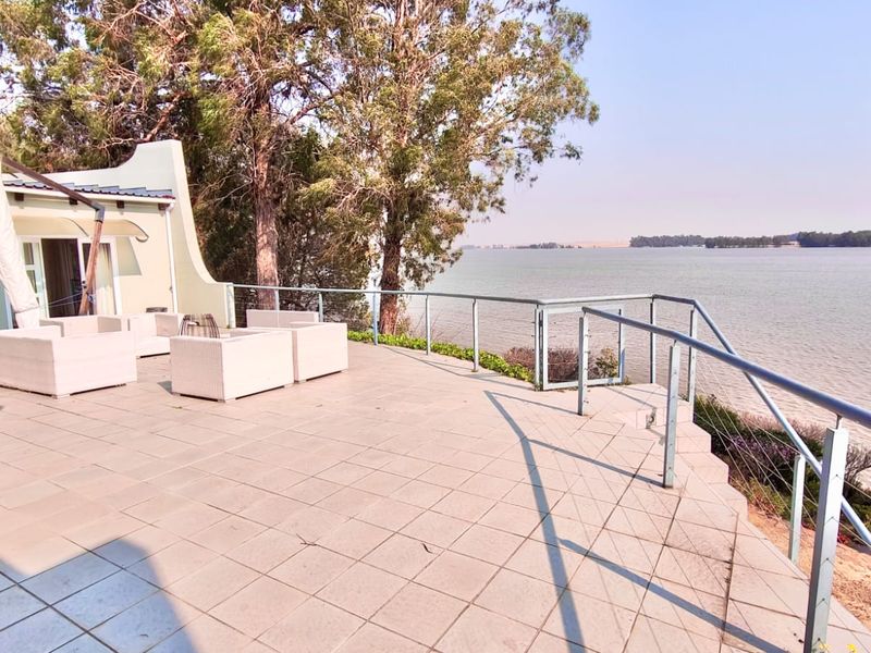 Luxury Waterfront Living at Waterhaven Estate - Photo 2