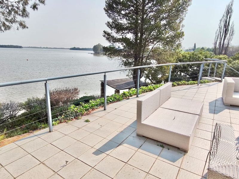 Luxury Waterfront Living at Waterhaven Estate - Photo 1