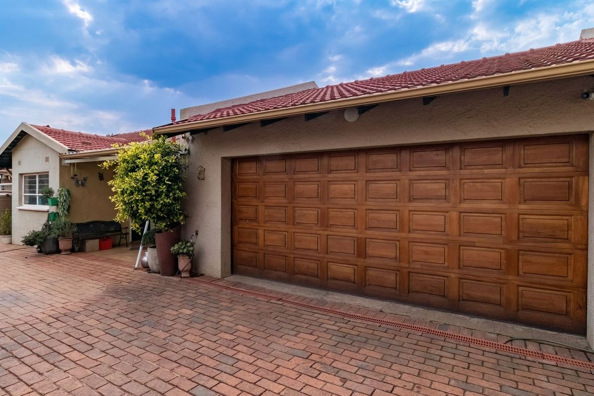 Modern, Energy-Efficient Family Home in a Prime Location! - Photo 2