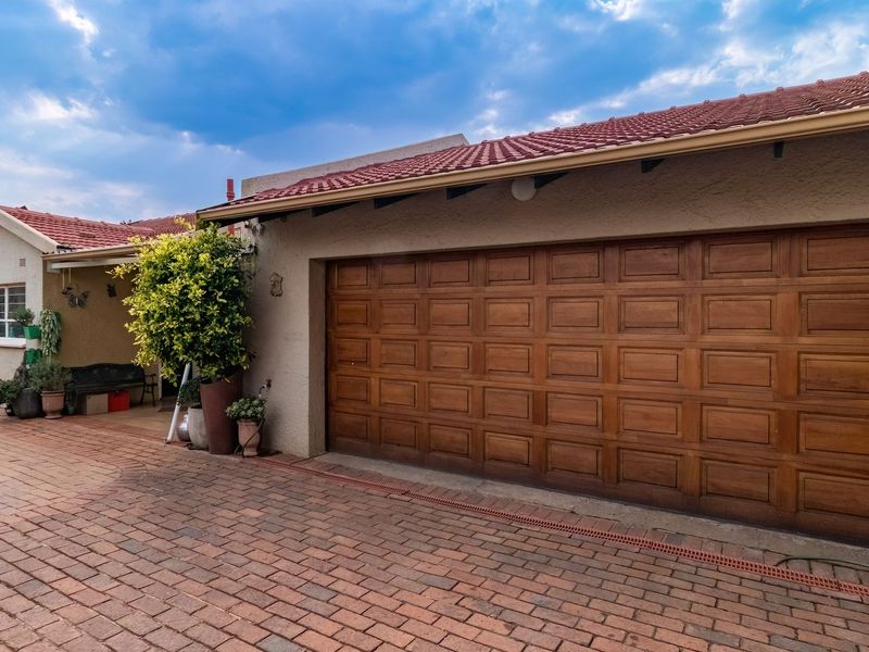 Modern, Energy-Efficient Family Home in a Prime Location! - Photo 2