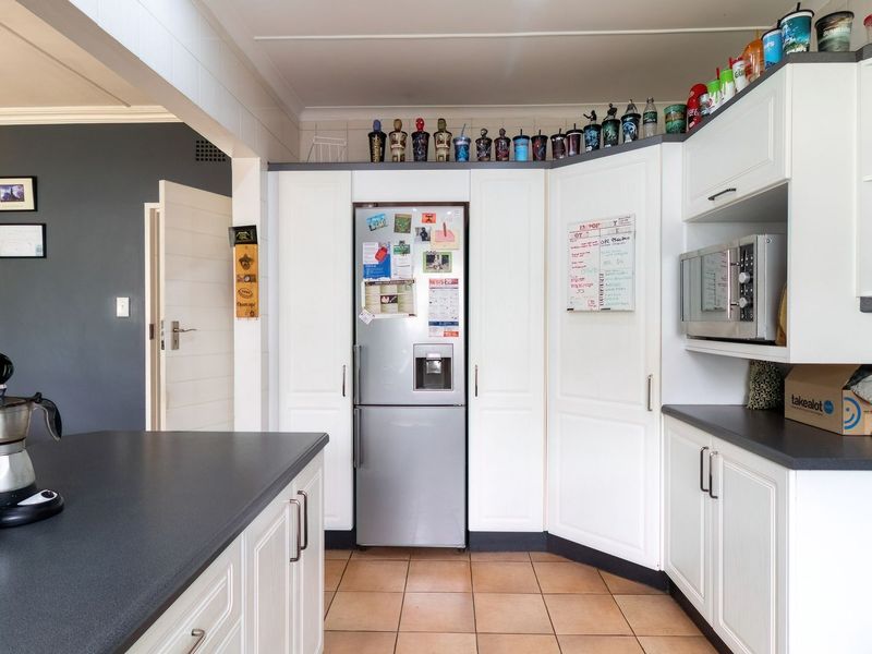 Modern, Energy-Efficient Family Home in a Prime Location! - Photo 7