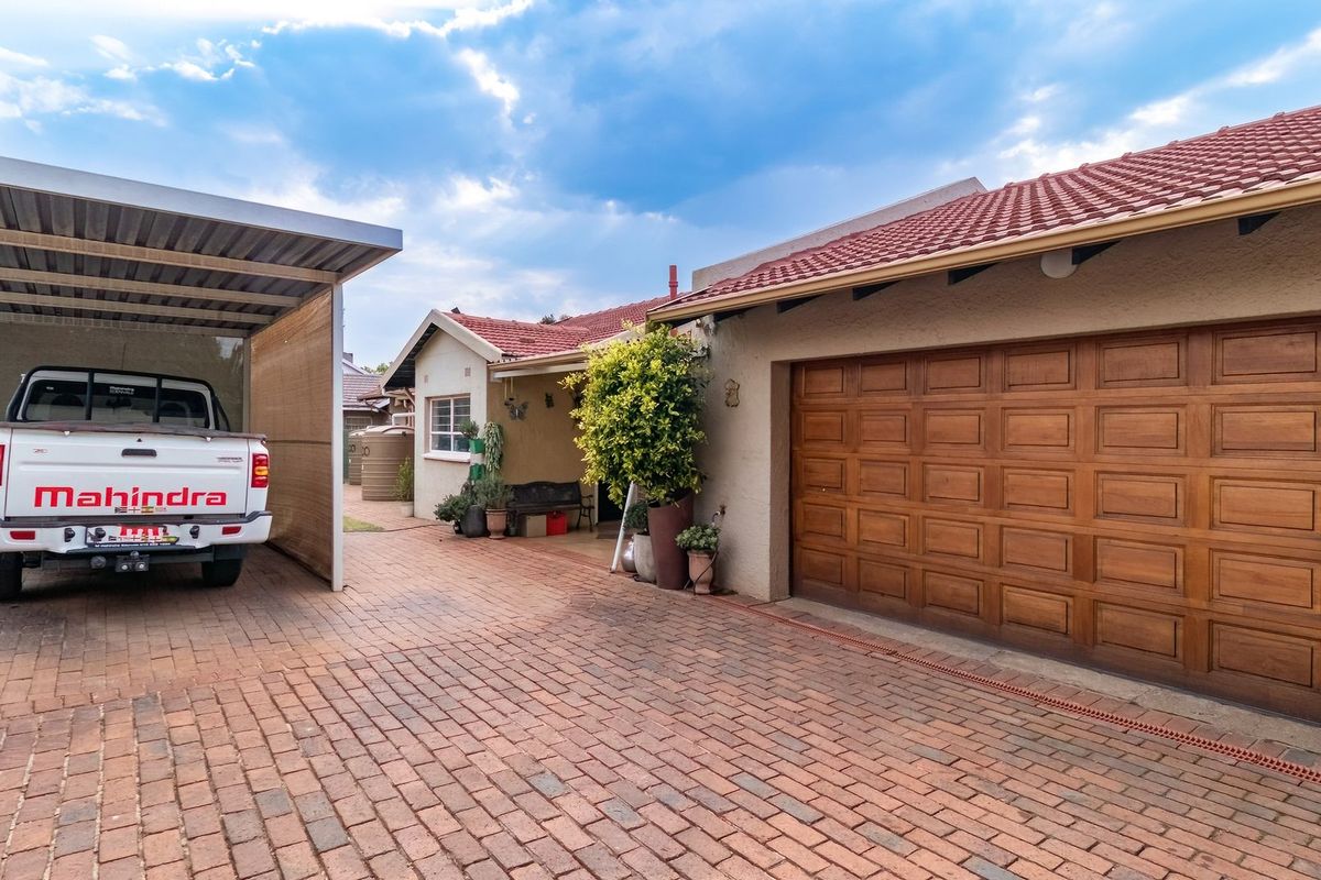 Modern, Energy-Efficient Family Home in a Prime Location! - Photo 3