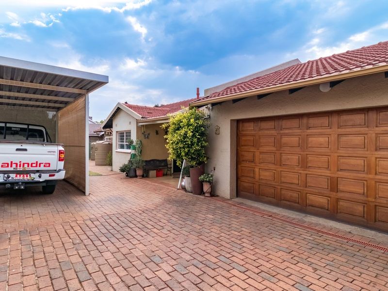 Modern, Energy-Efficient Family Home in a Prime Location! - Photo 3