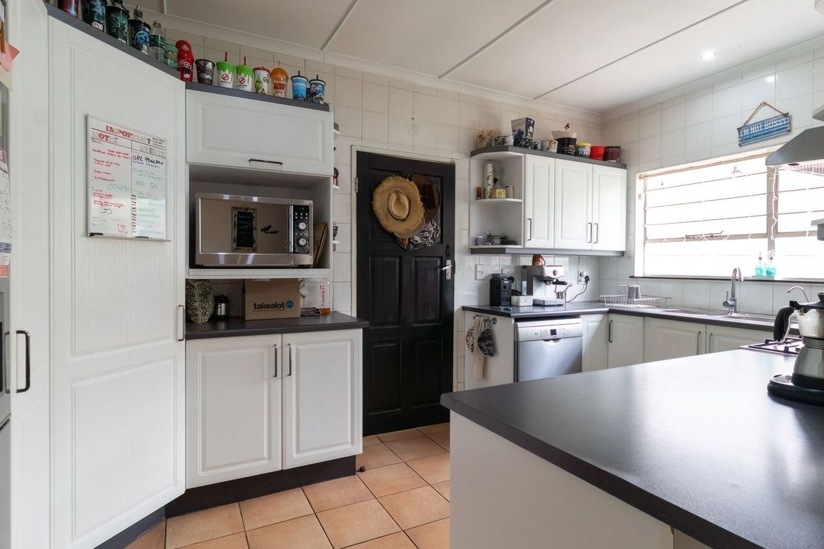 Modern, Energy-Efficient Family Home in a Prime Location! - Photo 5