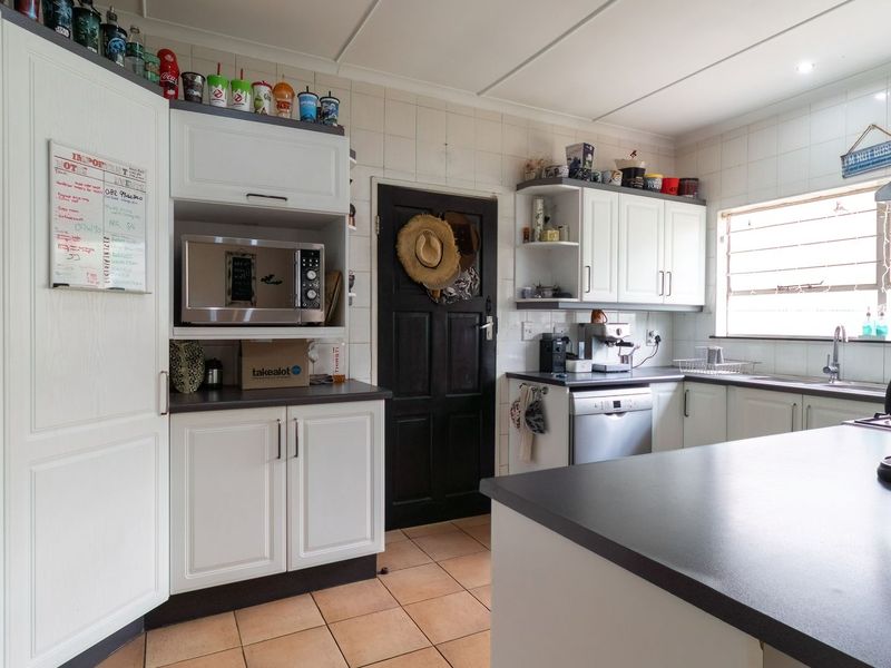 Modern, Energy-Efficient Family Home in a Prime Location! - Photo 5