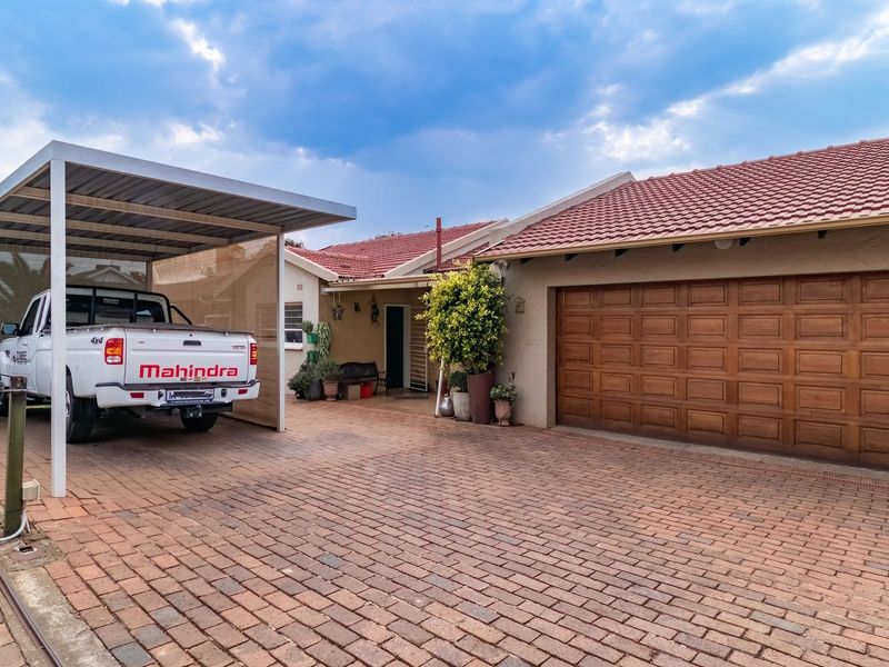 Modern, Energy-Efficient Family Home in a Prime Location! - Photo 4