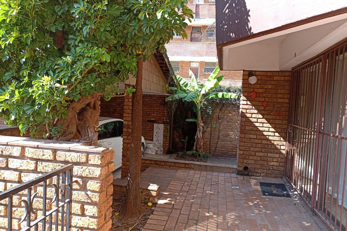Townhouse for the Decerning Buyer - Photo 2