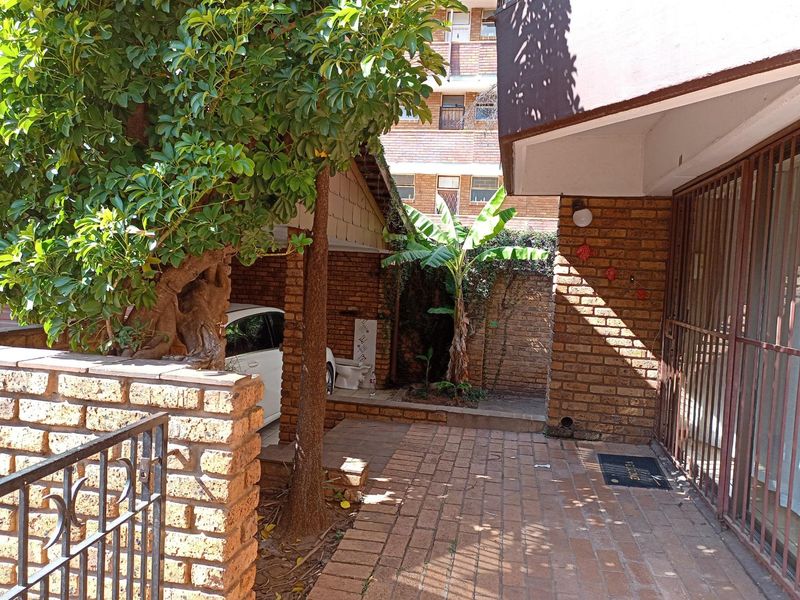 Townhouse for the Decerning Buyer - Photo 2