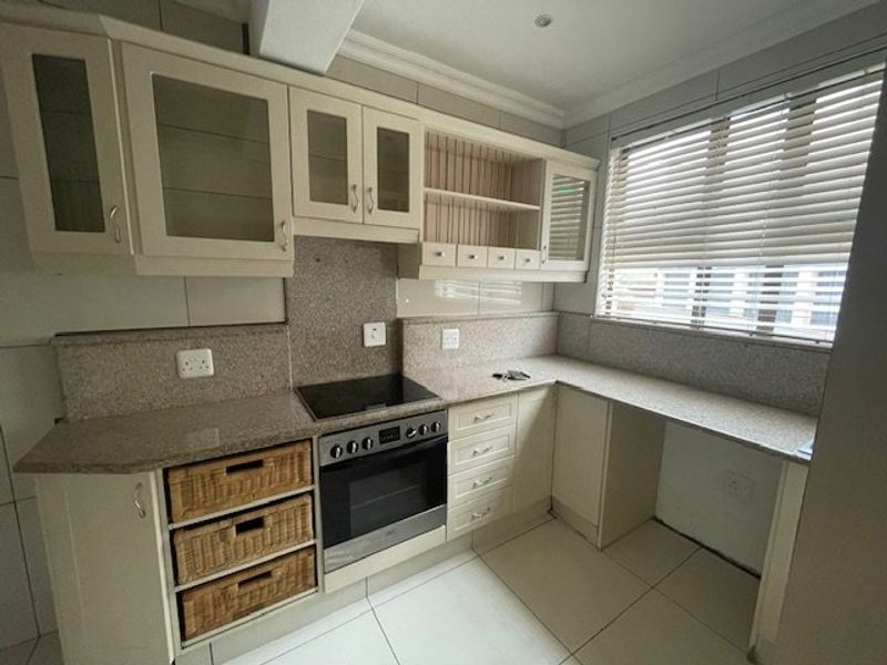 Ground-Floor 3-Bedroom Apartment with Garden Access, Sea Views & Pet-Friendly Living in Margate - Photo 5