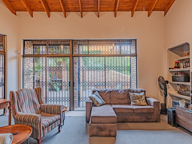 Secure Stand-Alone Sectional Home in Exclusive 5-Unit Estate – Waterkloof Ridge - Photo 5