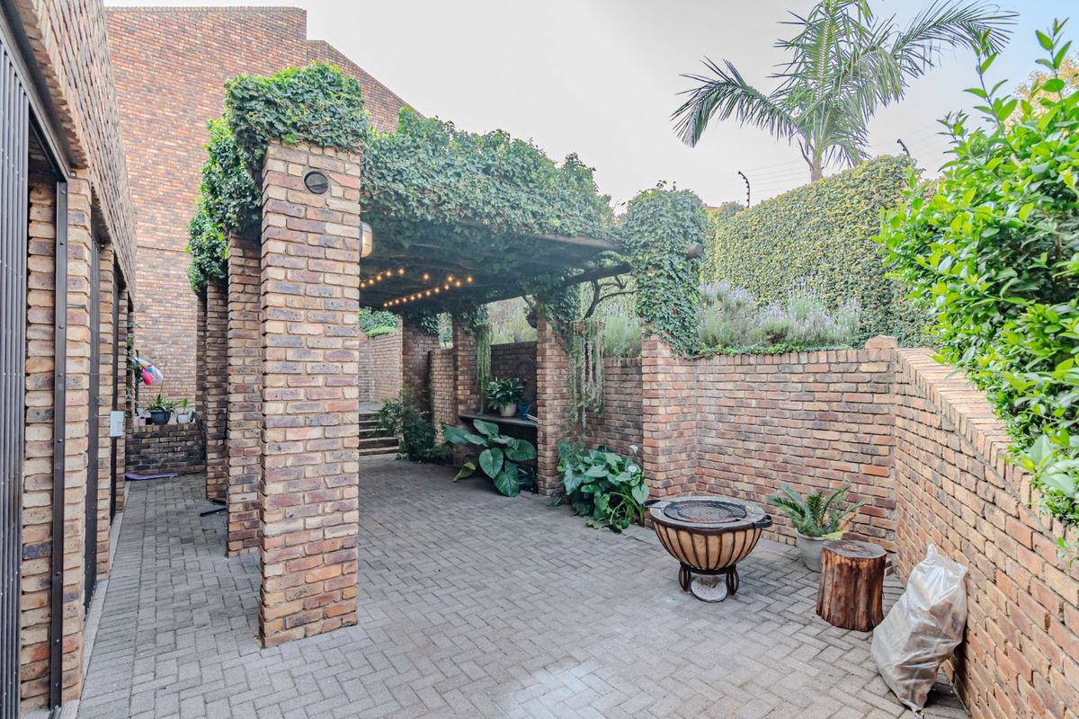 Secure Stand-Alone Sectional Home in Exclusive 5-Unit Estate – Waterkloof Ridge - Photo 2