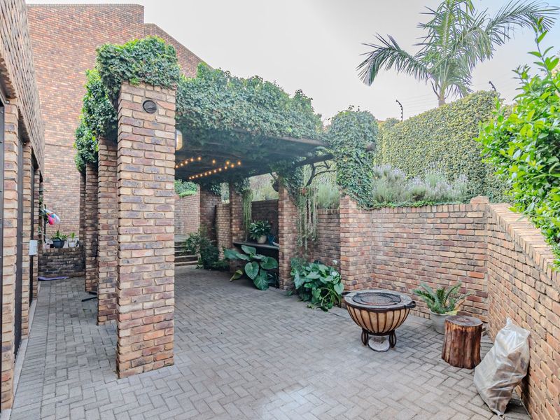 Secure Stand-Alone Sectional Home in Exclusive 5-Unit Estate – Waterkloof Ridge - Photo 2