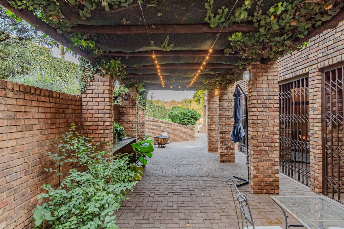 Secure Stand-Alone Sectional Home in Exclusive 5-Unit Estate – Waterkloof Ridge - Photo 3